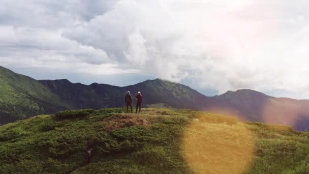 Hombre Mujer Pie Cima Montaña Con Una Hermosa Vista — Vídeos de Stock