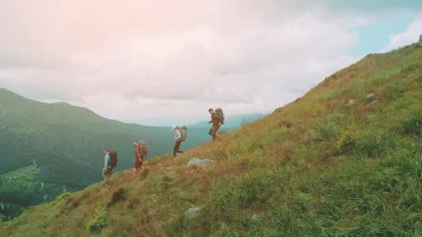 Los Excursionistas Están Caminando Por Ladera Montaña — Vídeos de Stock