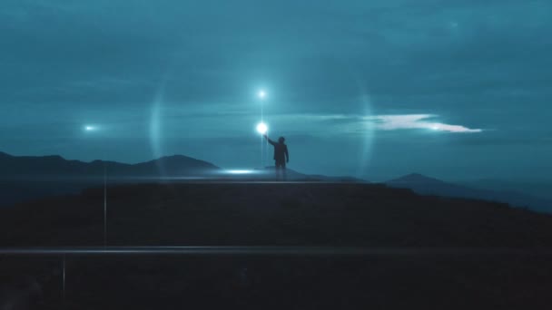 男は山の上に魔法の光の玉を持っている — ストック動画