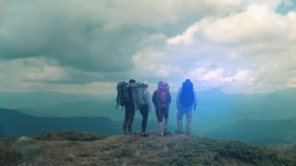 Quattro Escursionisti Sono Piedi Sulla Cima Della Montagna — Video Stock