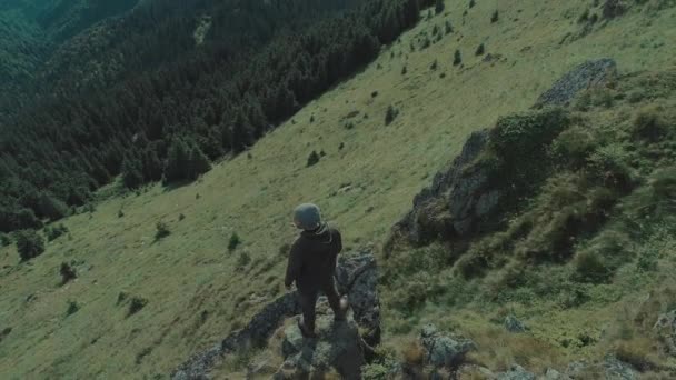 Man Kijkt Uit Het Prachtige Berglandschap — Stockvideo