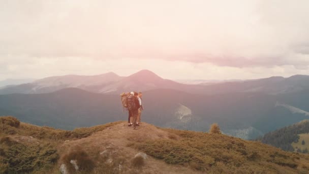 Vier Toeristen Die Bergtop Staan — Stockvideo