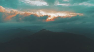 Gün batımı arkaplanındaki güzel dağ manzarası