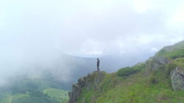 Güzel dağdaki adamın yanındaki uçuş.