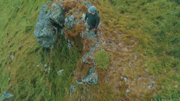 Vlucht Boven Een Man Prachtige Berg — Stockvideo