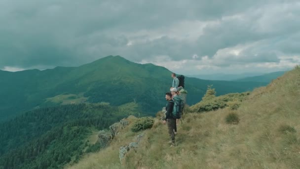 Las Cuatro Personas Con Mochilas Pie Hermosa Montaña — Vídeo de stock