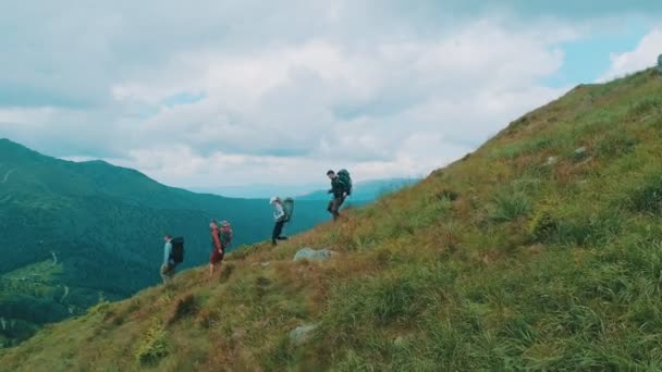 Vier Actieve Mensen Die Berg Aflopen — Stockvideo