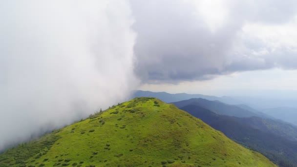 Volo Sopra Una Pittoresca Montagna Sullo Sfondo Della Nuvola — Video Stock