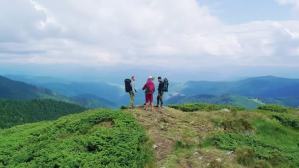 Vier Actieve Mensen Die Berg Staan Met Een Prachtig Landschap — Stockvideo