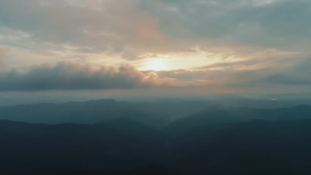 석양을 배경으로 아름다운 — 비디오