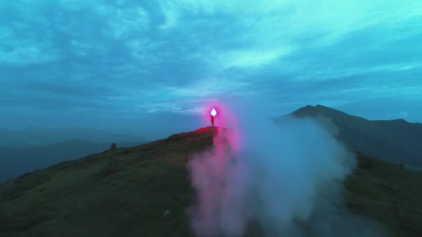 Vuelo Sobre Hombre Con Palo Fuegos Artificiales Montaña — Vídeos de Stock