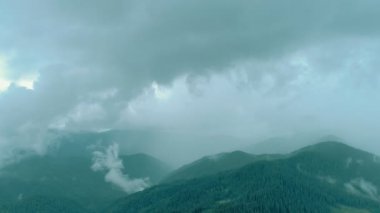 Yağmurlu bulutların arkasındaki pitoresk manzara