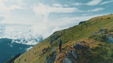 Dağ uçurumunda duran adam güzel bir manzarayla