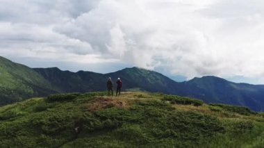 Güzel dağda ayakta duran çift