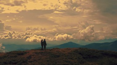 Güzel bir dağda duran adam ve kadın