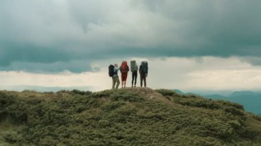 Yürüyüşçülerin yanındaki güzel dağda