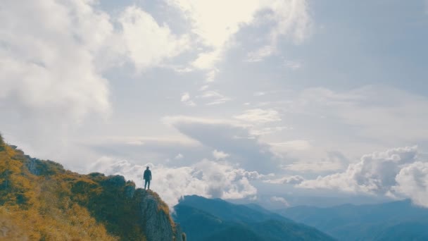 Het Mannetje Dat Een Bergklif Staat Met Het Schilderachtige Landschap — Stockvideo