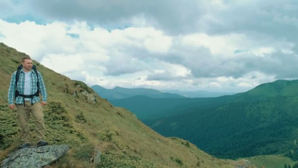 Die Vier Aktiven Auf Dem Berg — Stockvideo