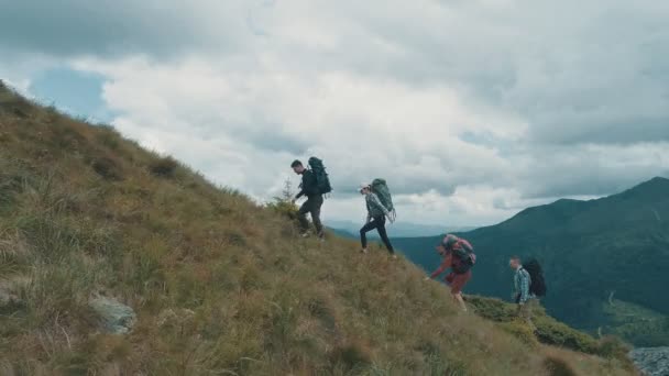 Las Cuatro Personas Activas Subiendo Montaña — Vídeos de Stock