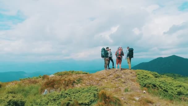 Vier Mensen Die Berg Staan Met Een Prachtig Landschap — Stockvideo
