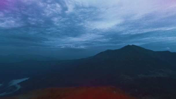 Vuelo Por Encima Hombre Con Palo Fuegos Artificiales Montaña — Vídeo de stock