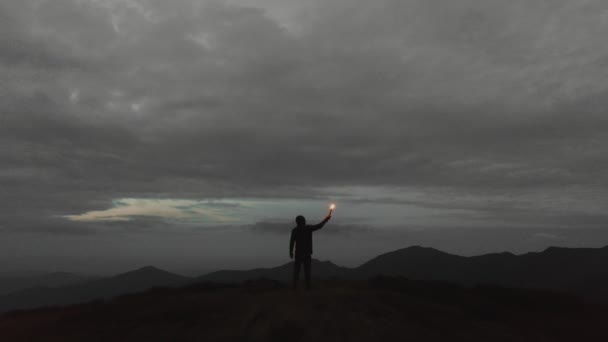 靠近那个在山上拿着烟花棒的人的飞行 — 图库视频影像