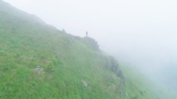 Bir Dağın Tepesinde Duran Adamın Üstündeki Uçuş — Stok video