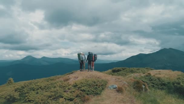 Vier Actieve Mensen Die Berg Staan Met Een Schilderachtig Landschap — Stockvideo