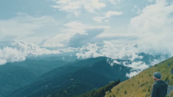 Homem Penhasco Montanha Com Bela Paisagem — Vídeo de Stock