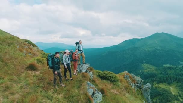 Vier Mensen Die Prachtige Berg Staan — Stockvideo