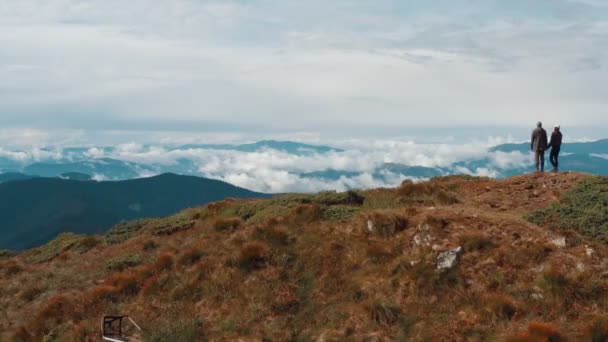 Man Vrouw Die Berg Staan Met Een Prachtig Landschap — Stockvideo