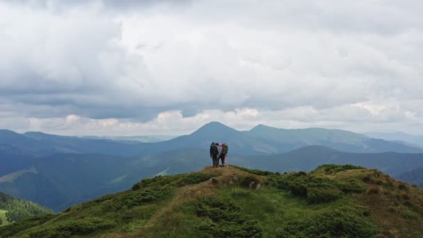 Los Cuatro Excursionistas Pie Hermosa Montaña — Vídeos de Stock