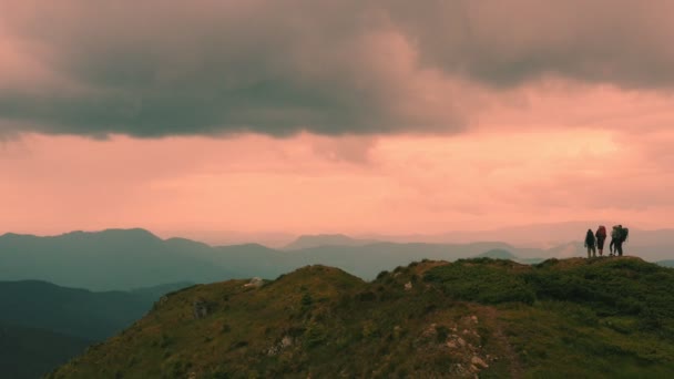 絵のように美しい山の上のハイカーの近くのフライト — ストック動画