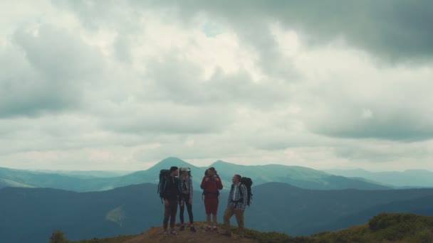 Die Flucht Der Nähe Eines Berges Mit Vier Aktiven Menschen — Stockvideo
