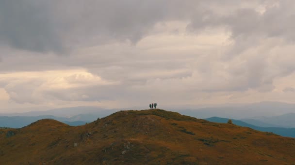Die Flucht Den Schönen Berg Mit Aktiven Menschen — Stockvideo