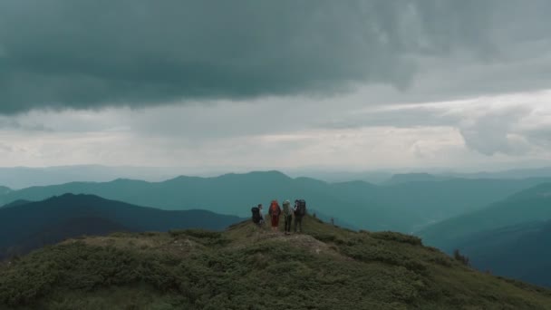 Volo Sopra Quattro Escursionisti Montagna — Video Stock