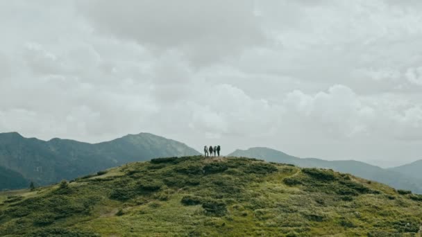 Volo Vicino Una Montagna Con Quattro Escursionisti — Video Stock