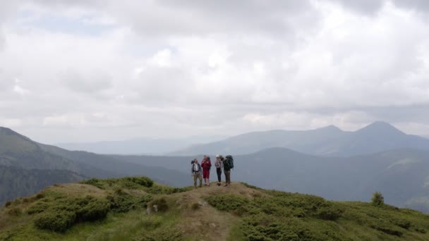 Volo Vicino Escursionisti Una Montagna Pittoresca — Video Stock