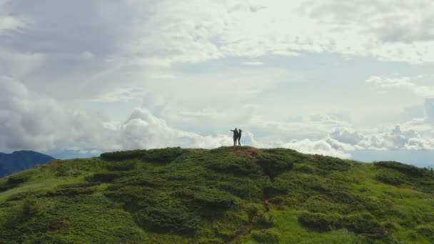 Paret Står Ett Vackert Grönt Berg — Stockvideo