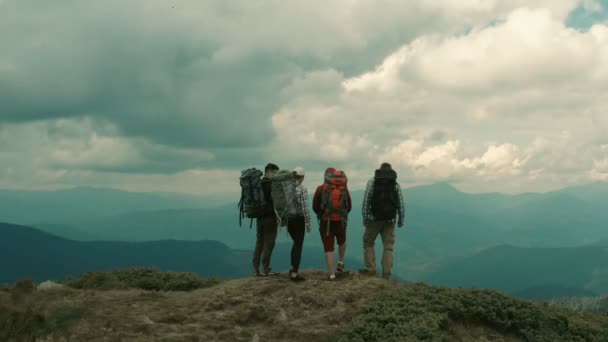 Vlucht Bij Vier Wandelaars Een Berg — Stockvideo