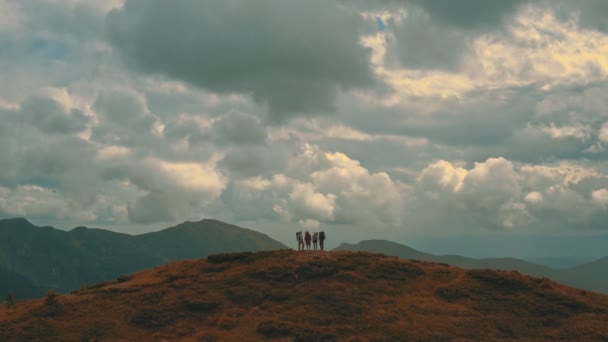 Vuelo Cerca Montaña Con Cuatro Excursionistas — Vídeos de Stock