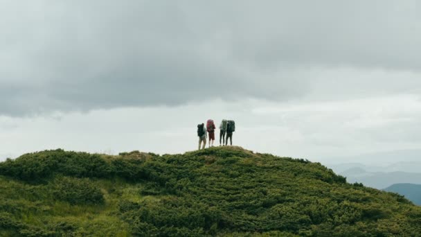 Vier Wandelaars Staan Een Prachtige Berg — Stockvideo