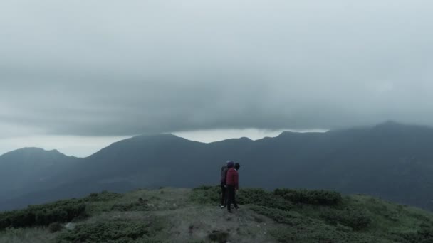 Die Vierköpfige Gruppe Steht Auf Einem Berggipfel — Stockvideo