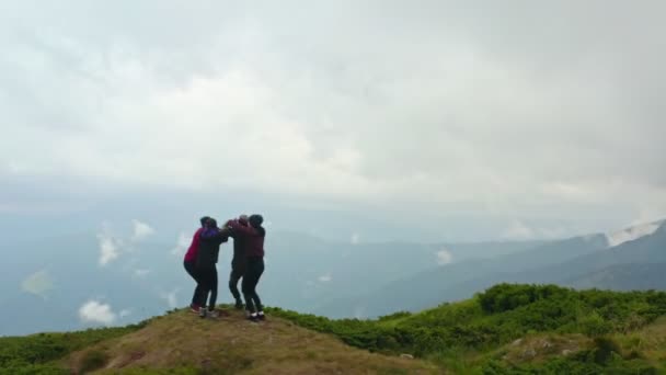 Los Cuatro Amigos Felices Saltando Cima Montaña — Vídeos de Stock