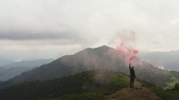 Uomo Con Una Bomba Fumogena Piedi Sulla Cima Della Montagna — Video Stock