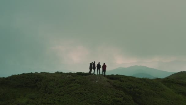 Czterech Przyjaciół Stojących Szczycie Góry — Wideo stockowe