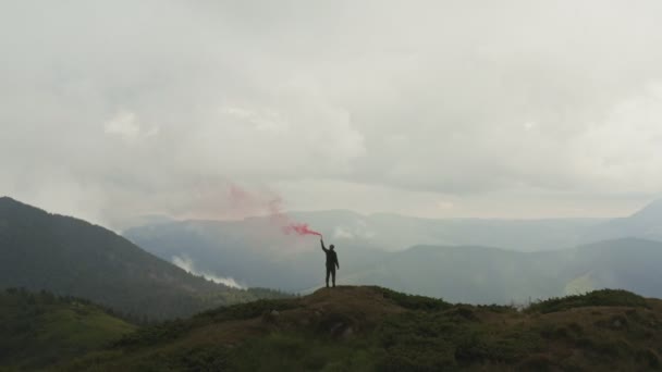 Macho Con Una Bomba Humo Pie Cima Montaña — Vídeos de Stock