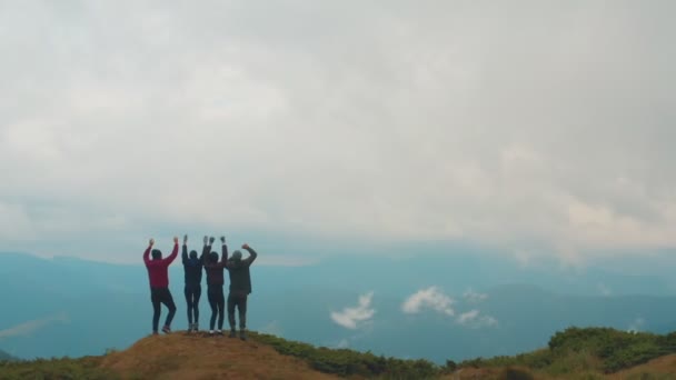 Las Cuatro Personas Activas Saltando Cima Montaña — Vídeos de Stock