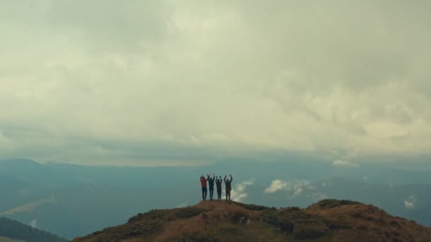 Czterech Przyjaciół Tańczy Pięknym Szczycie Góry — Wideo stockowe