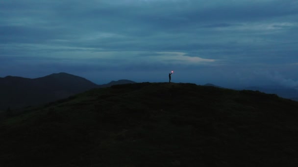 Άνθρωπος Κρατάει Ένα Πυροτέχνημα Στα Βουνά — Αρχείο Βίντεο